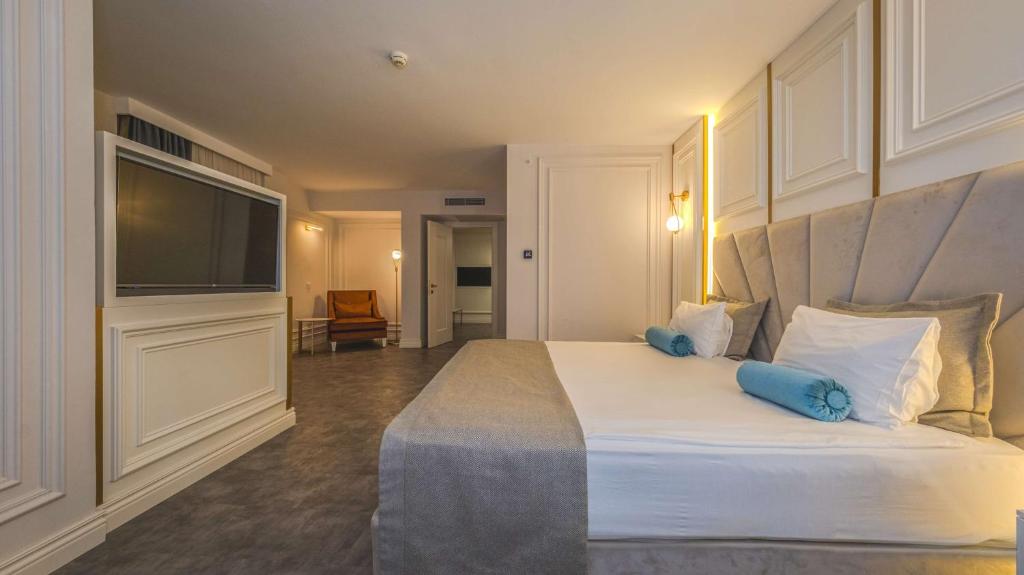 Best Western Plus Khan Hotel Room Type - King Suite