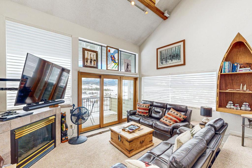 4 Bed 4 Bath Studio Apartment in Fraser photo 2