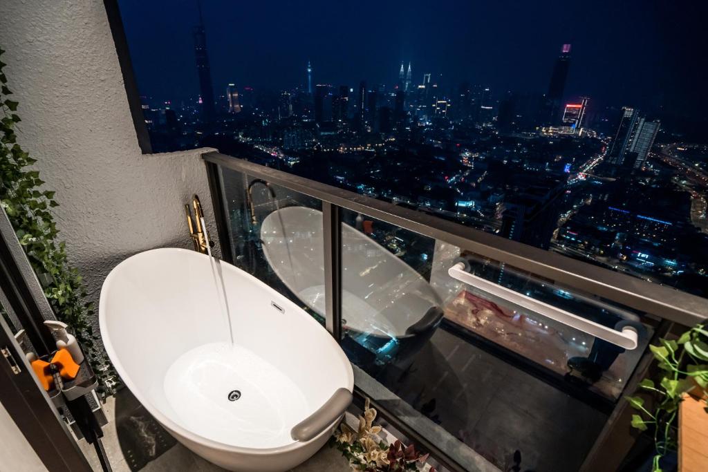 Skyscraper 65 KL Highest Outdoor Bathtub Luxury Lavish Designer Penthouse photo 4