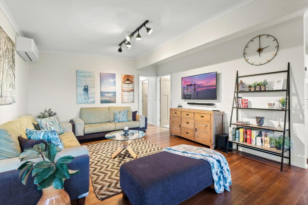 Oceanview 3-Bed Family Home with Cinema Room photo 2