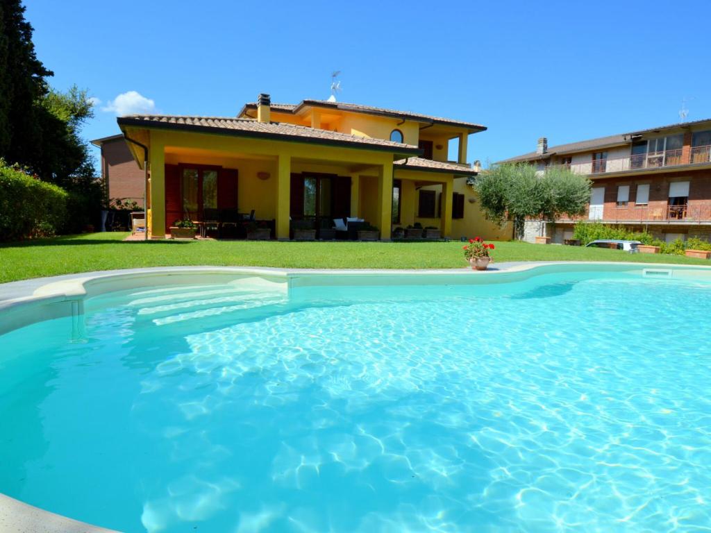 Pretty villa in Marsciano with nice garden and private pool photo 1