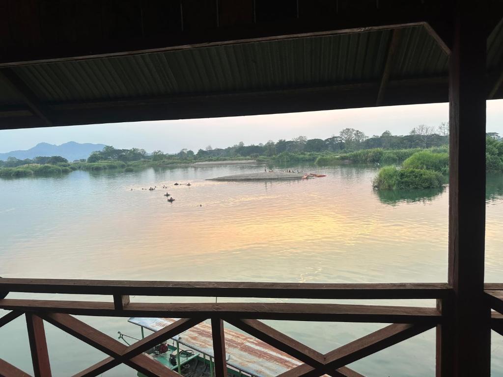 Happy bangalow riverside photo 1