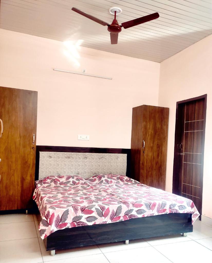 SHUBHAM VILLA -- Super Deluxe Rooms -- LPU Law Gate photo 2