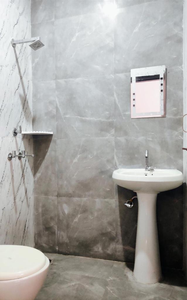 SHUBHAM VILLA -- Super Deluxe Rooms -- LPU Law Gate photo 4