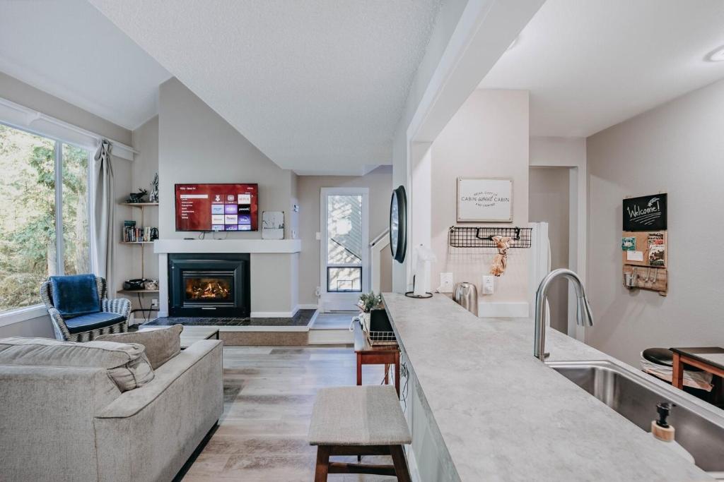 45SW-Fireplace-Dishwasher-Washer Dryer-Sleeps 4 condo photo 2