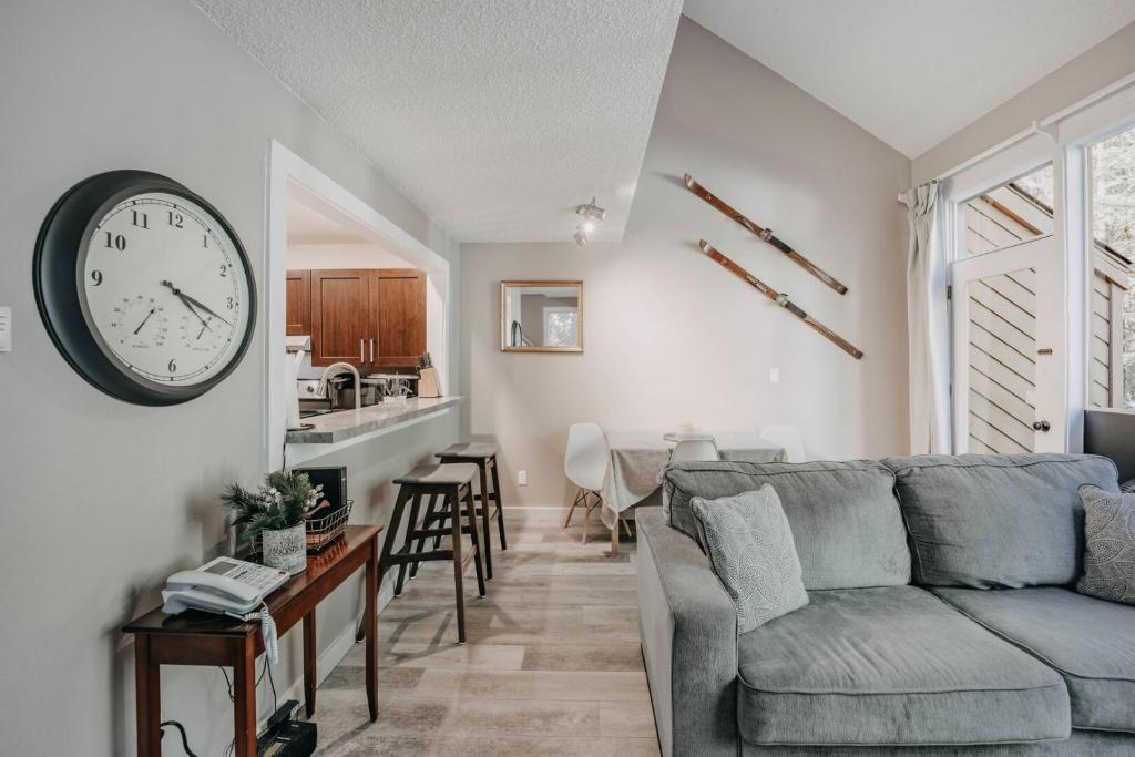 45SW-Fireplace-Dishwasher-Washer Dryer-Sleeps 4 condo photo 4