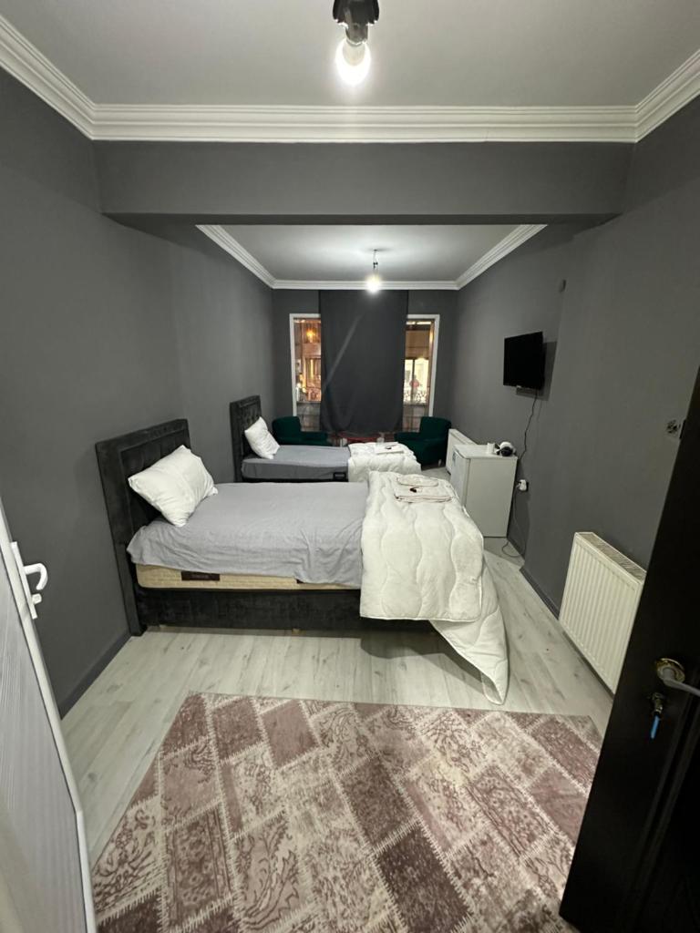 REYNA OTEL photo 1