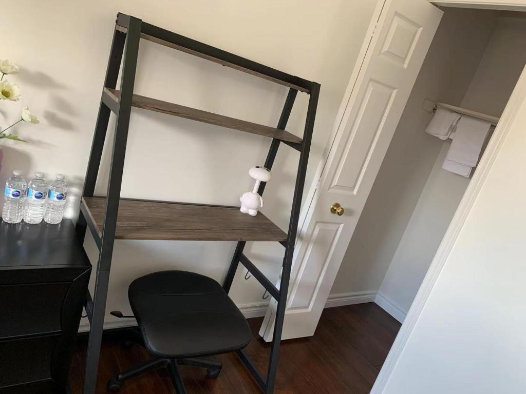 Quiet cozy room photo 1
