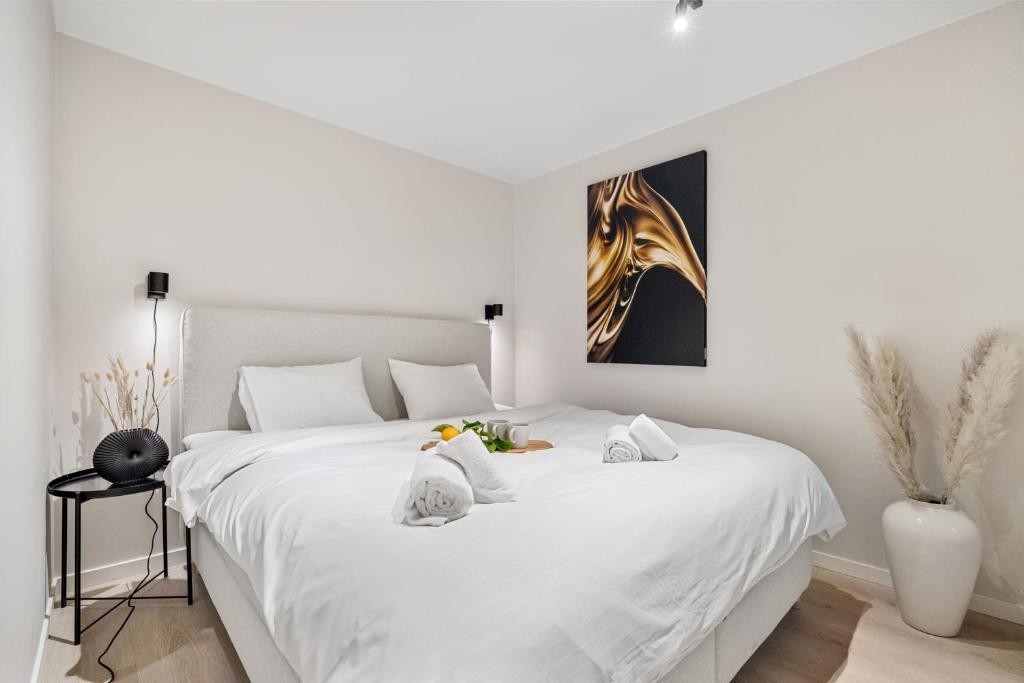 King bed - Renovated 2024 - 2BR Behind Bryggen photo 1