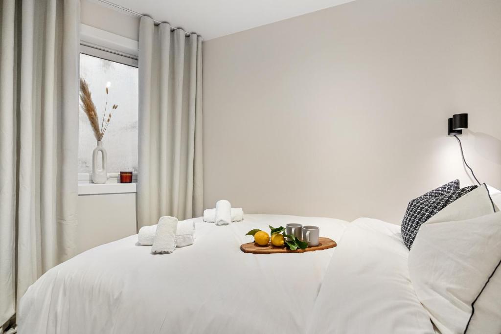 King bed - Renovated 2024 - 2BR Behind Bryggen photo 4