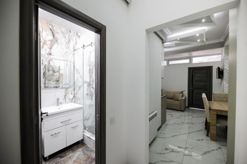 Yerevan city center apartment photo 2