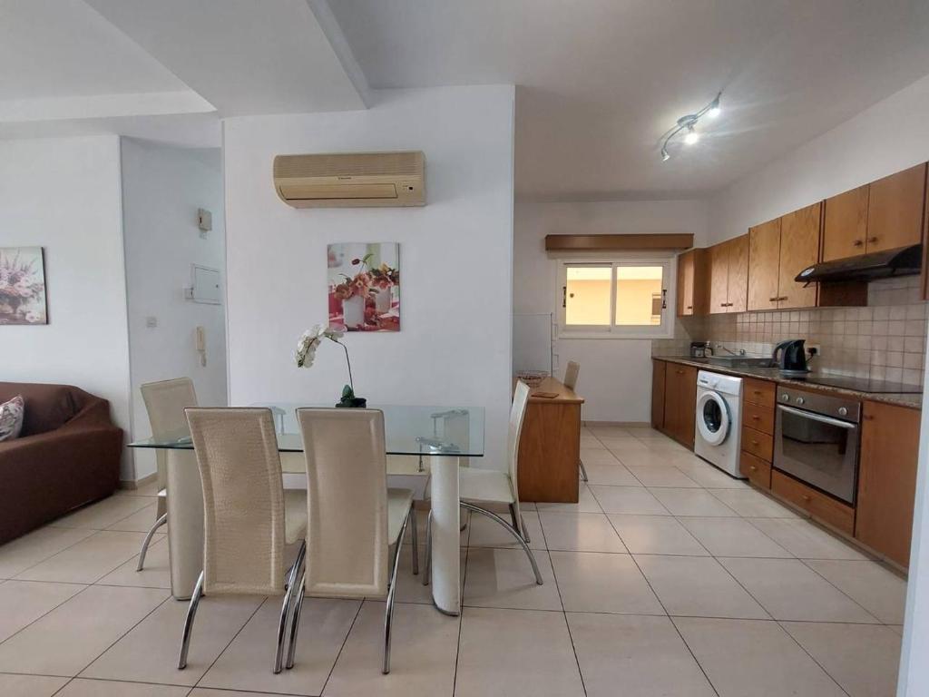 Sunny 2 Bedroom Larnaca Center photo 3