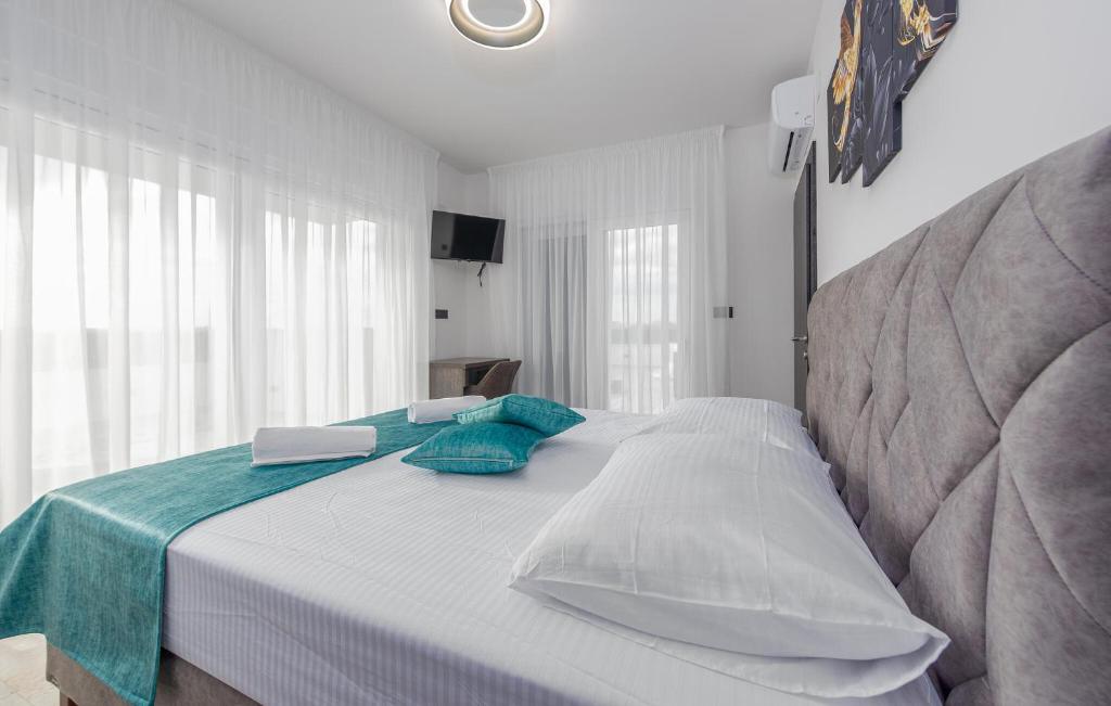 4 Bedroom Gorgeous Home In Murvica photo 4