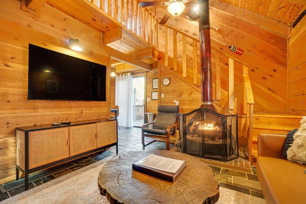 Sautee Nacoochee Mtn Paradise with Spacious Deck! photo 2