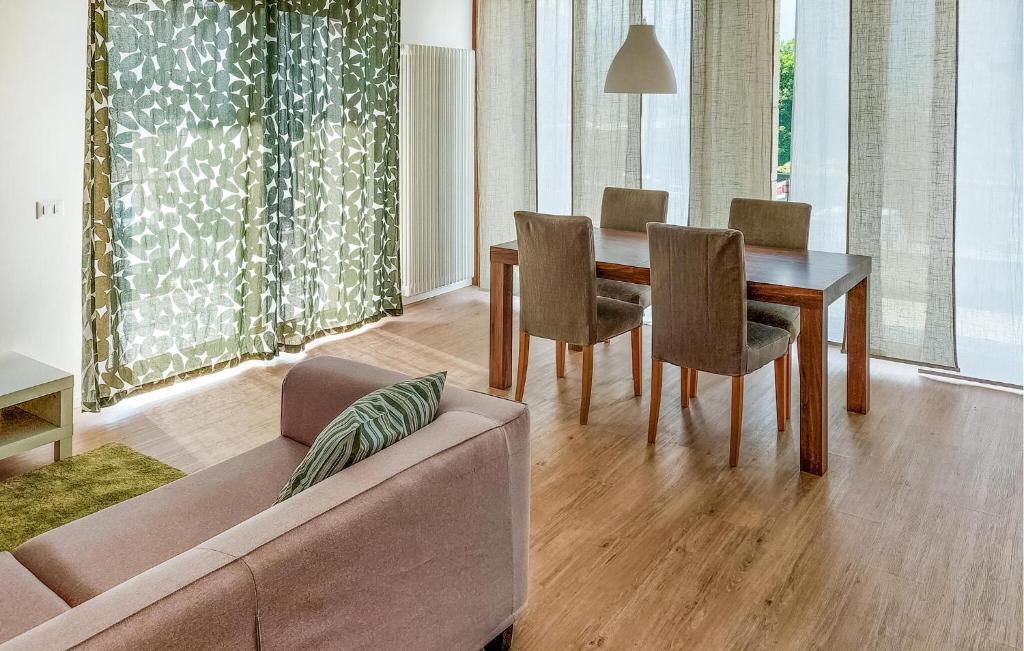 Stunning Apartment In Feltre With Kitchen
