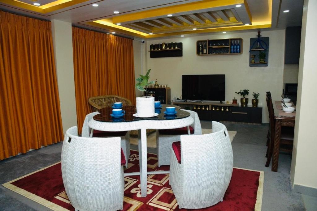 Refined residence photo 4