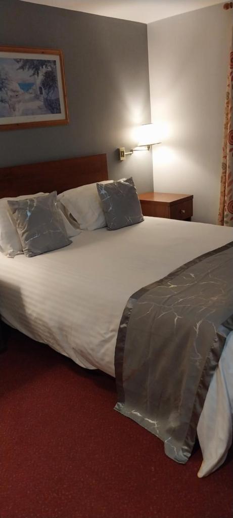 Rooms of The Emmbrook Inn Hotel