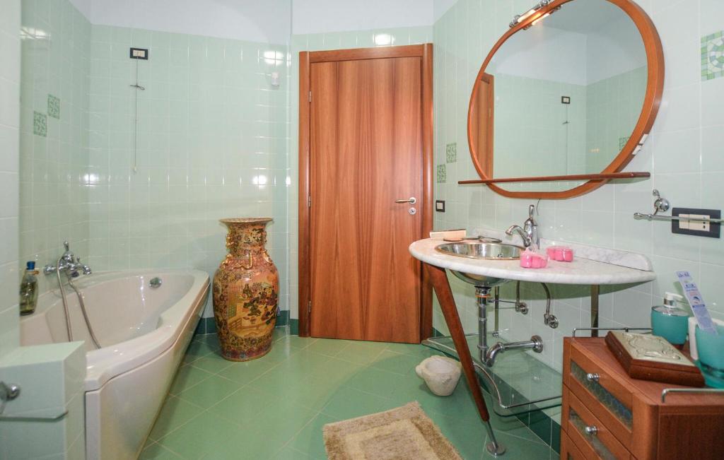 Amazing Apartment In Comiso With Swimming Pool photo 4