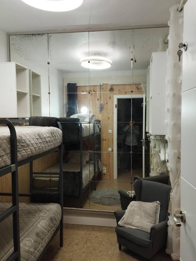 PETITE CHAMBRE D'HÔTES avec SALLE DE BAINS PRIVEE CHEZ CATHERINE A REUS photo 2