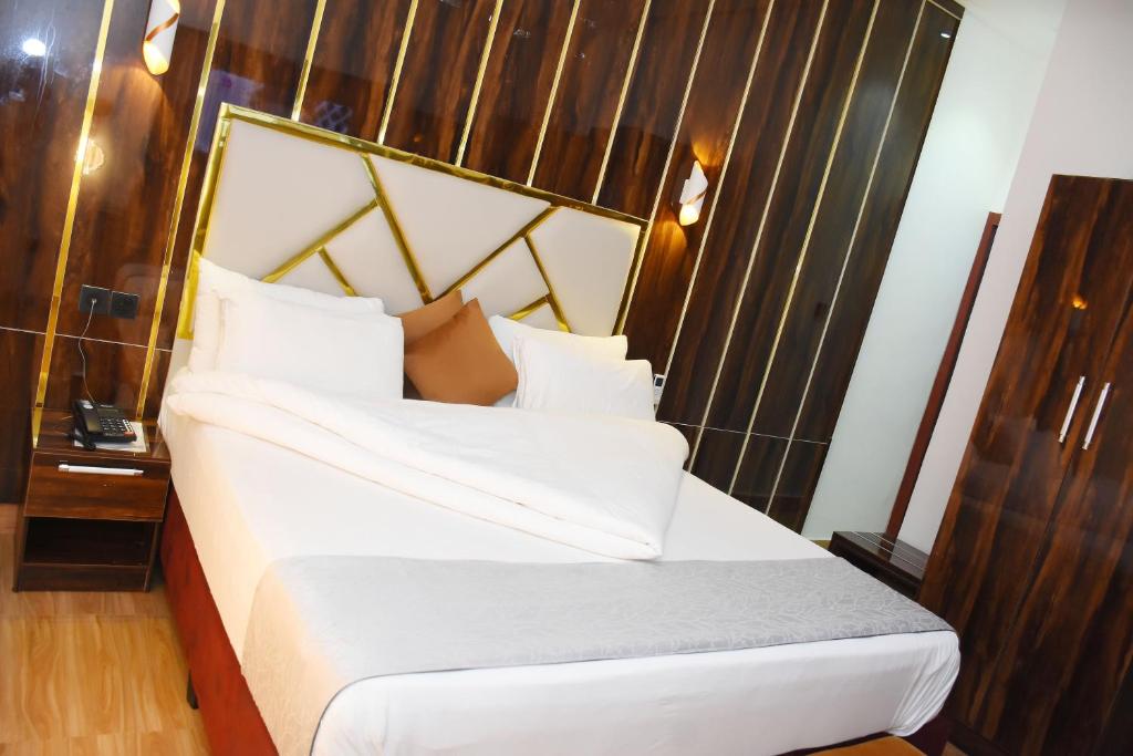 Grand Seasons Hotel, Nnewichi