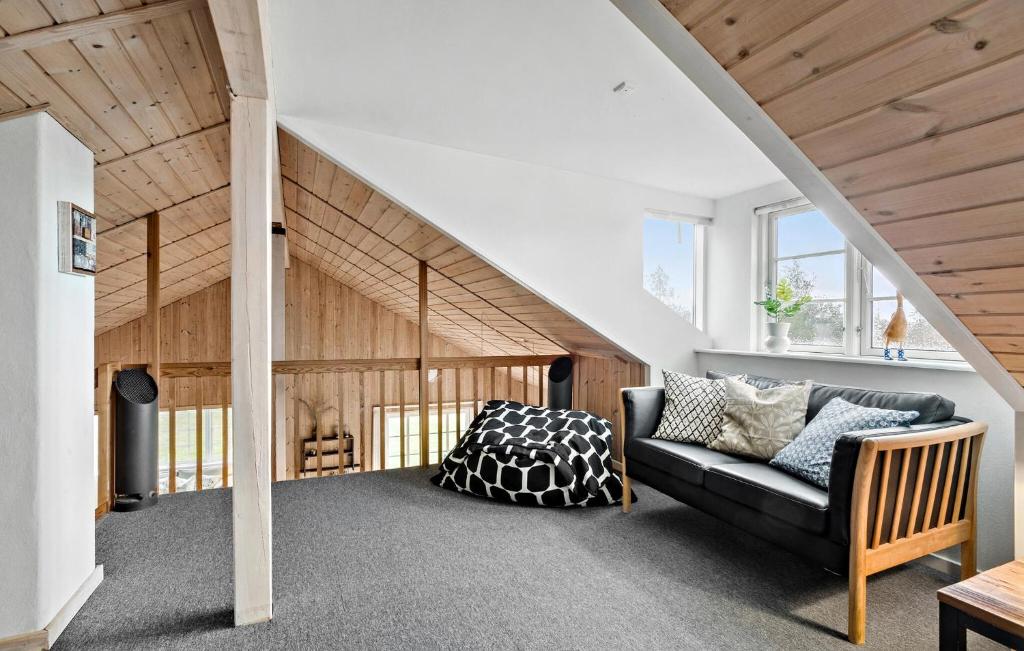 3 Bedroom Pet Friendly Home In Hjslev photo 2