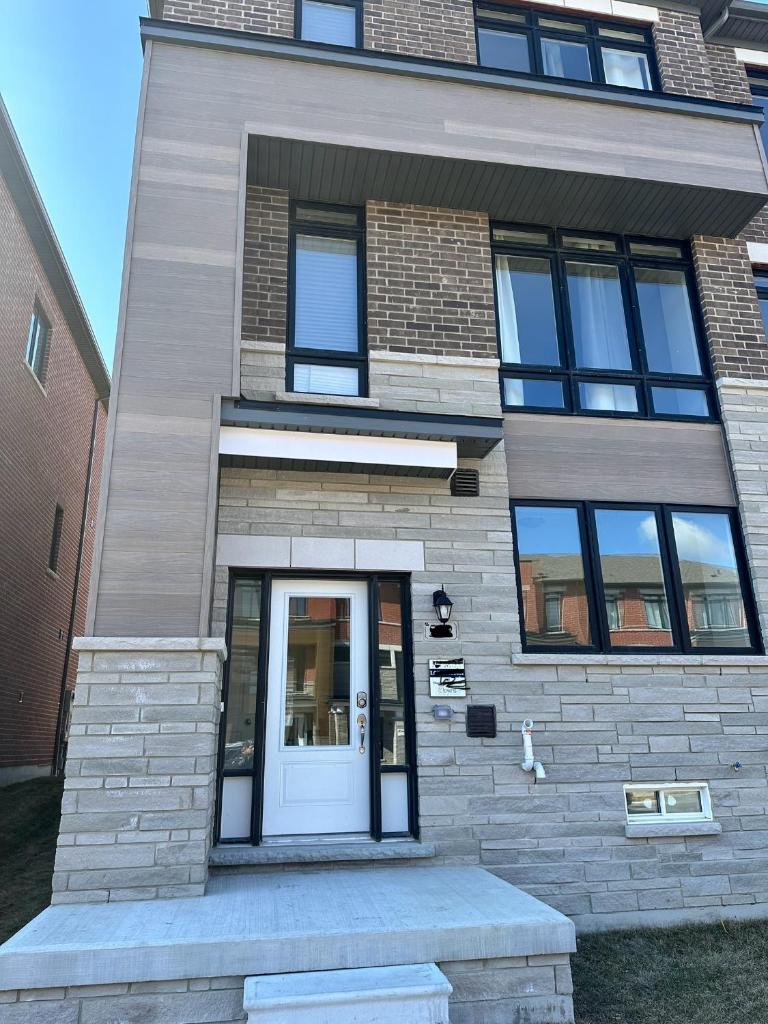 Private room in a Brand new House-Ajax-Greater Toronto, 30 min to Pearson Airport photo 1