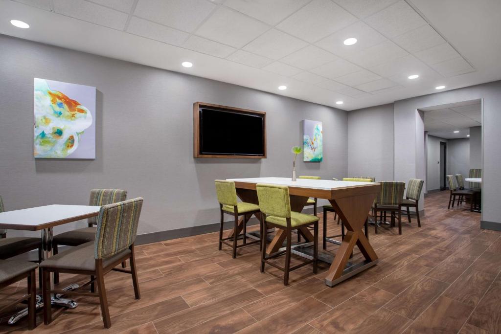 Hampton Inn Iowa City/Coralville photo 4