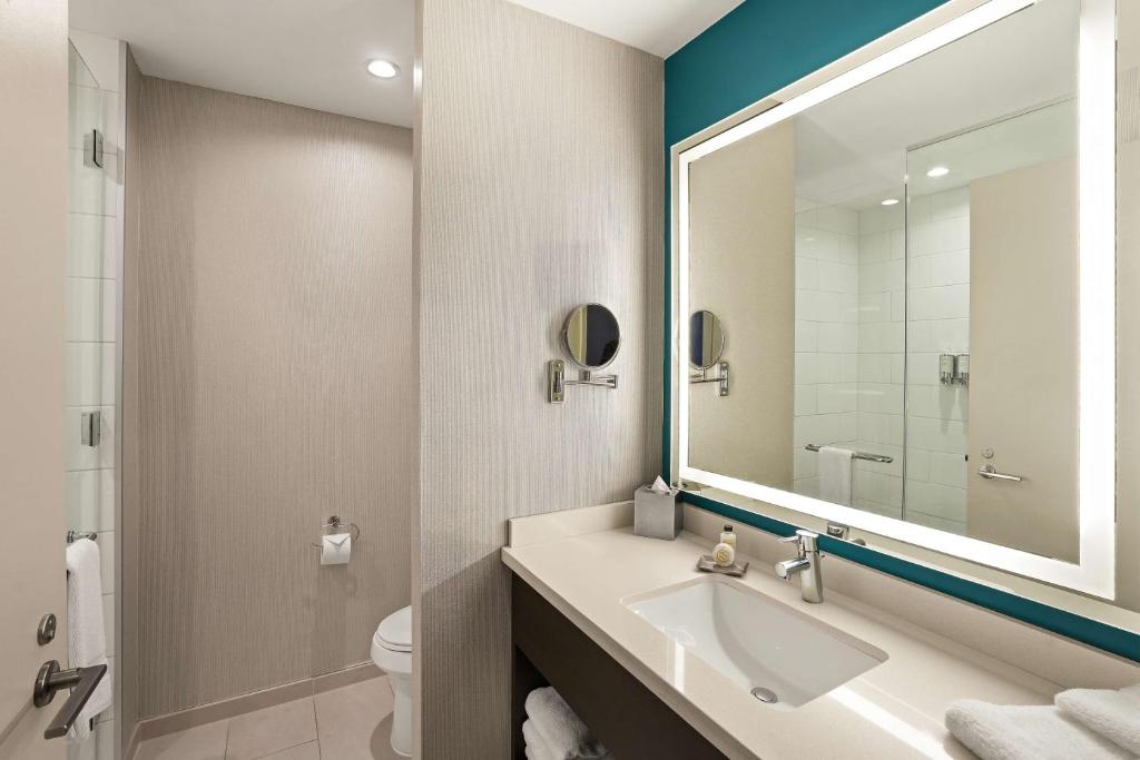 Sonesta Bee Cave Austin Hill Country Room Type - Deluxe Two Queens - Mobility/Hearing Accessible Tub Sonesta Bee Cave Austin Hill Country Room Type - Deluxe Two Queens - Mobility/Hearing Accessible Tub