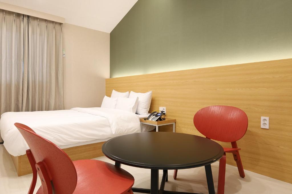 Calm Rest Hotel Gimhae photo 4