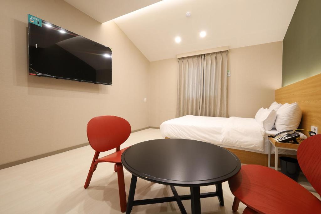 Calm Rest Hotel Gimhae photo 3
