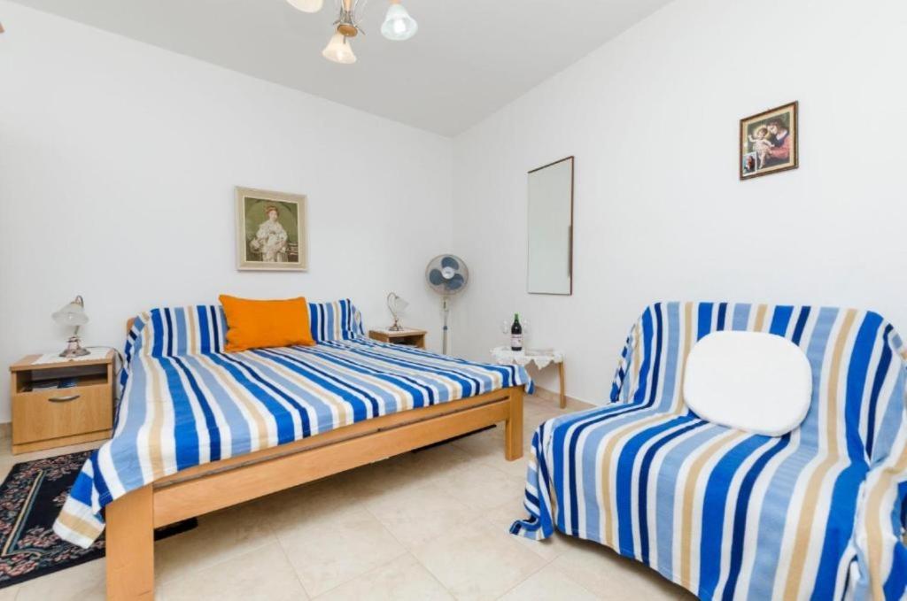 Rooms Miho - close to the sea photo 3