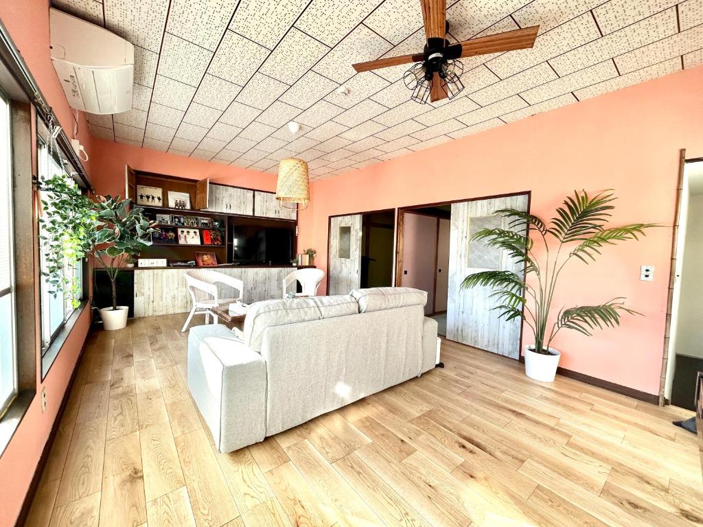 Tipy records house photo 3