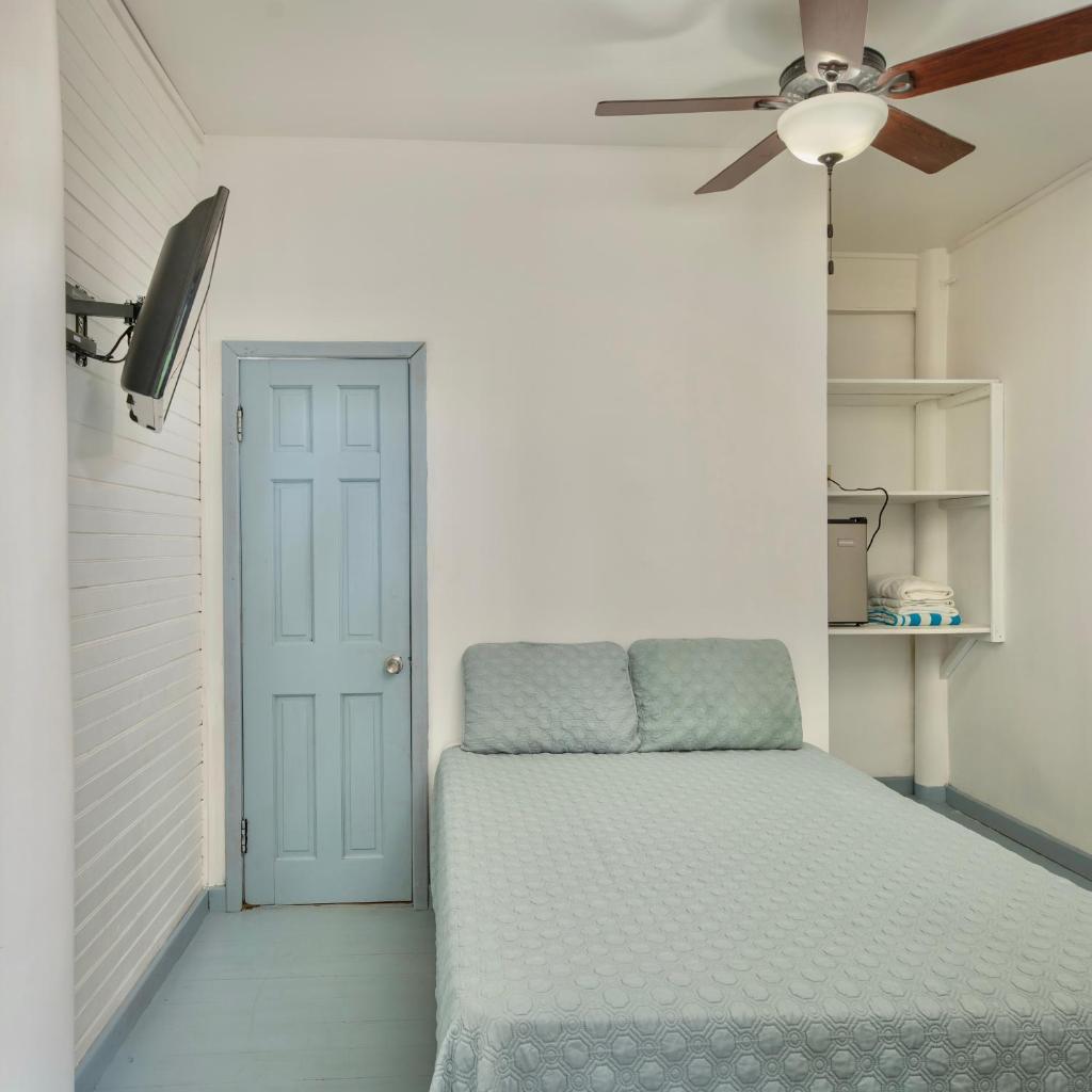 Comfy & Cozy Studio near Beaches & Restaurants photo 2