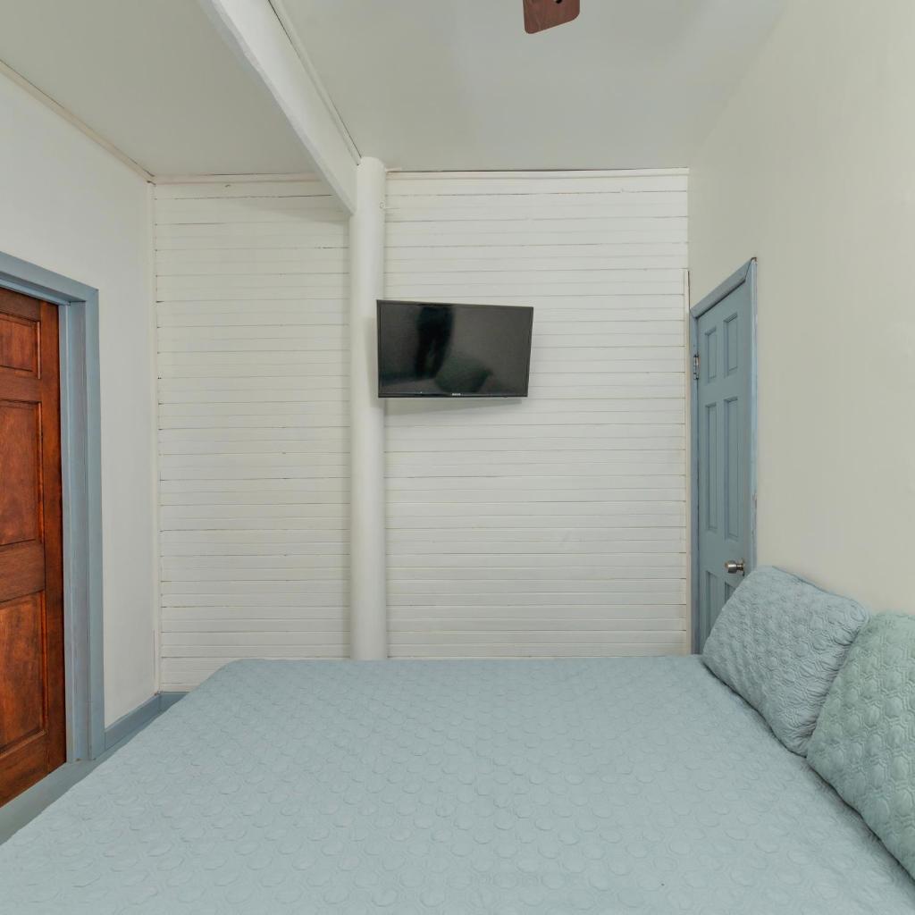 Comfy & Cozy Studio near Beaches & Restaurants photo 1