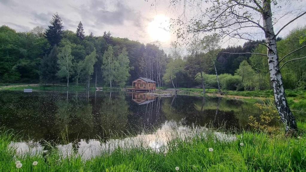Cabane pilotis sur étang, au lac de Chaumeçon photo 2