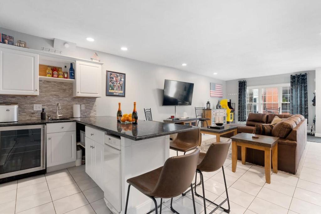 Heart of Southie - Hot Tub + Walk to Top Bars image