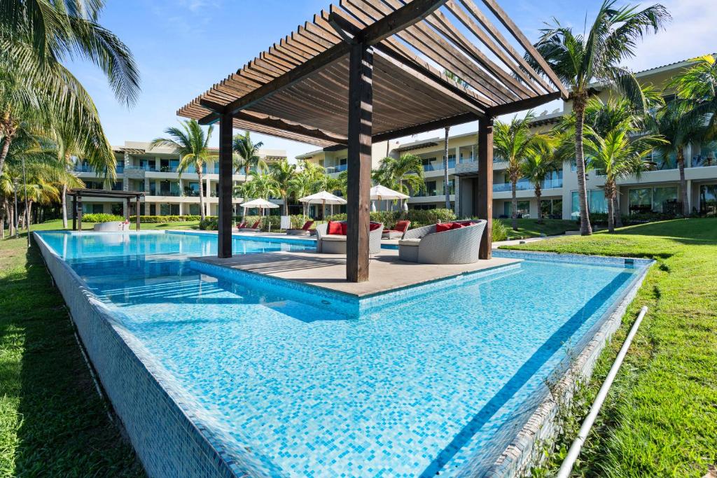 Peninsula Golf Retreat - Stylish 3BR Condo with Pool, Gym photo 1