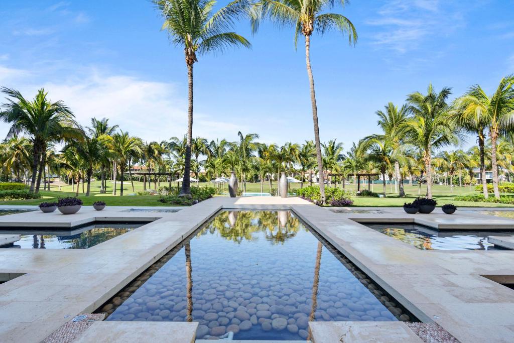 Peninsula Golf Retreat - Stylish 3BR Condo with Pool, Gym photo 4