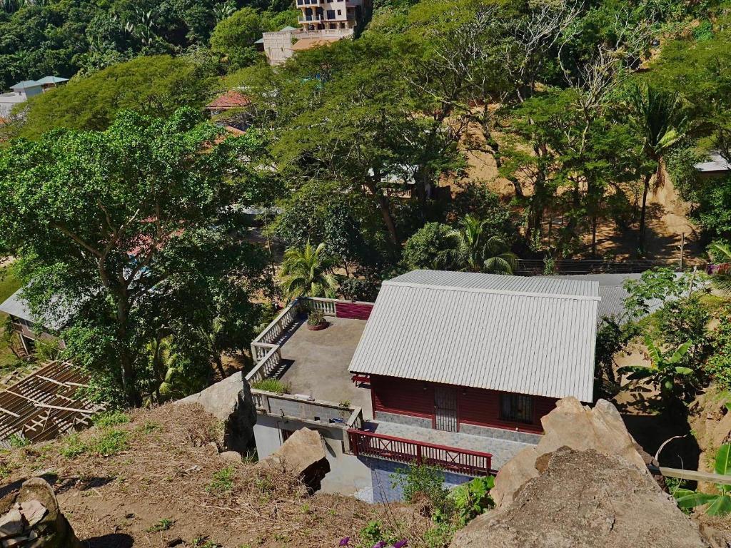 Roatan’s green view getaway. photo 3