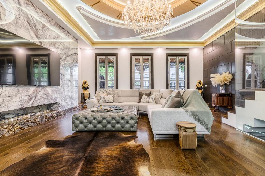Luxurious Estate - 5min to CBD, garage and rooftop