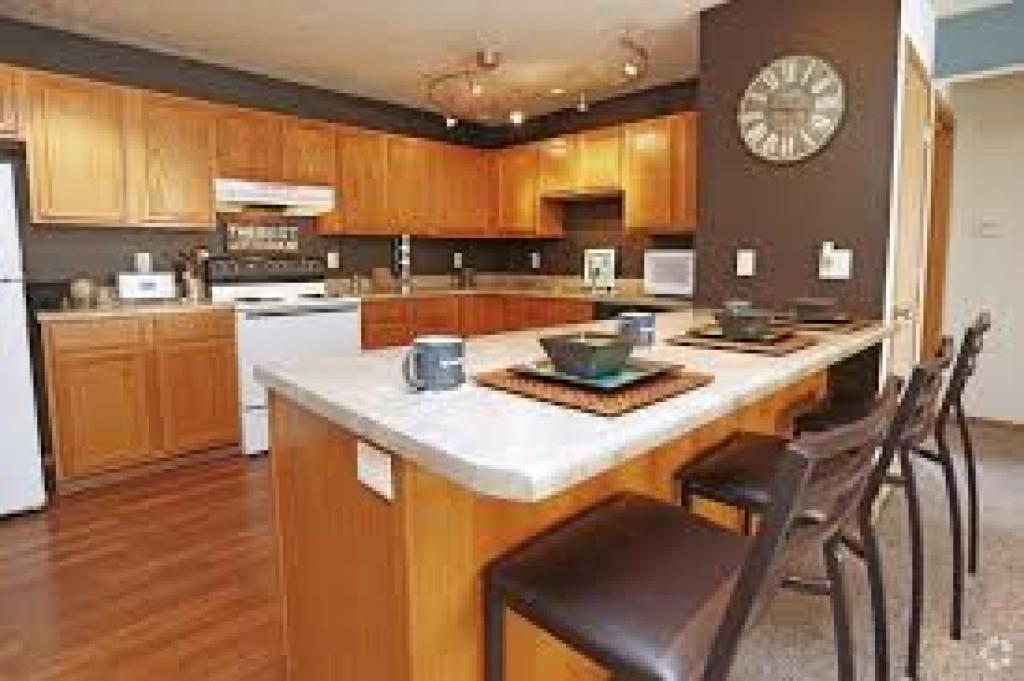 Furnished 1 Bedroom in Normal photo 3