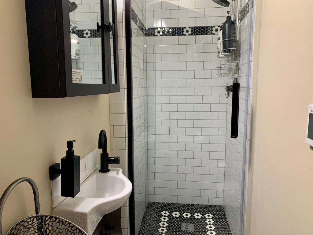 The Chic Guest Retreat in Old Town near CSU! photo 2