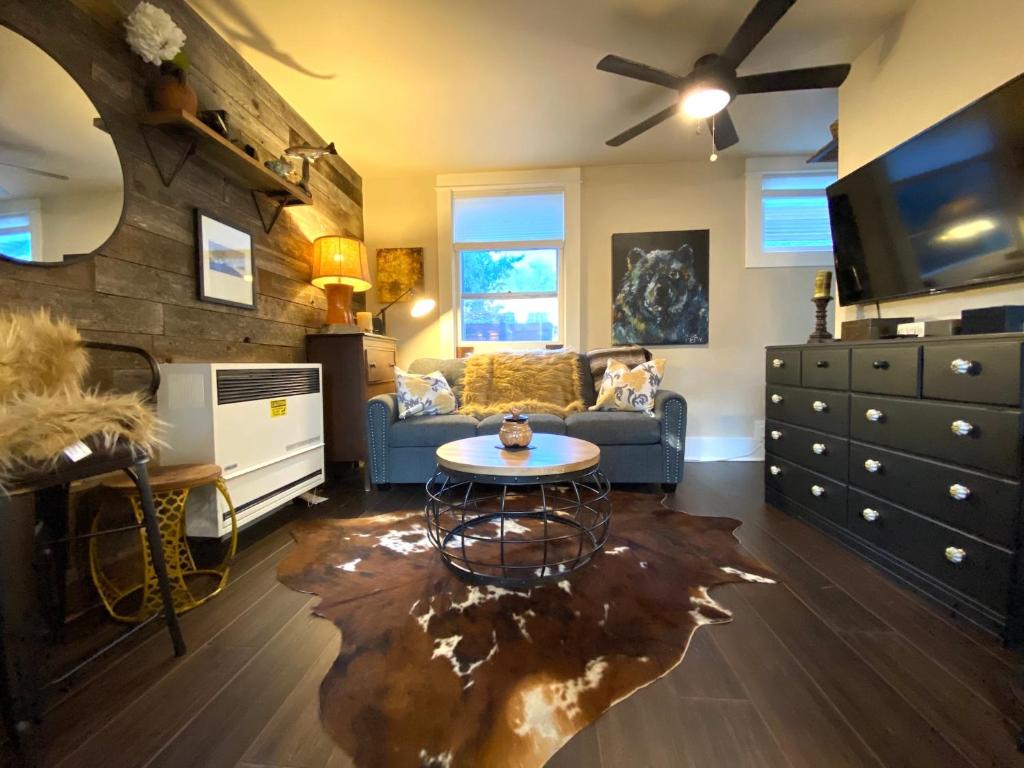 The Chic Guest Retreat in Old Town near CSU! image