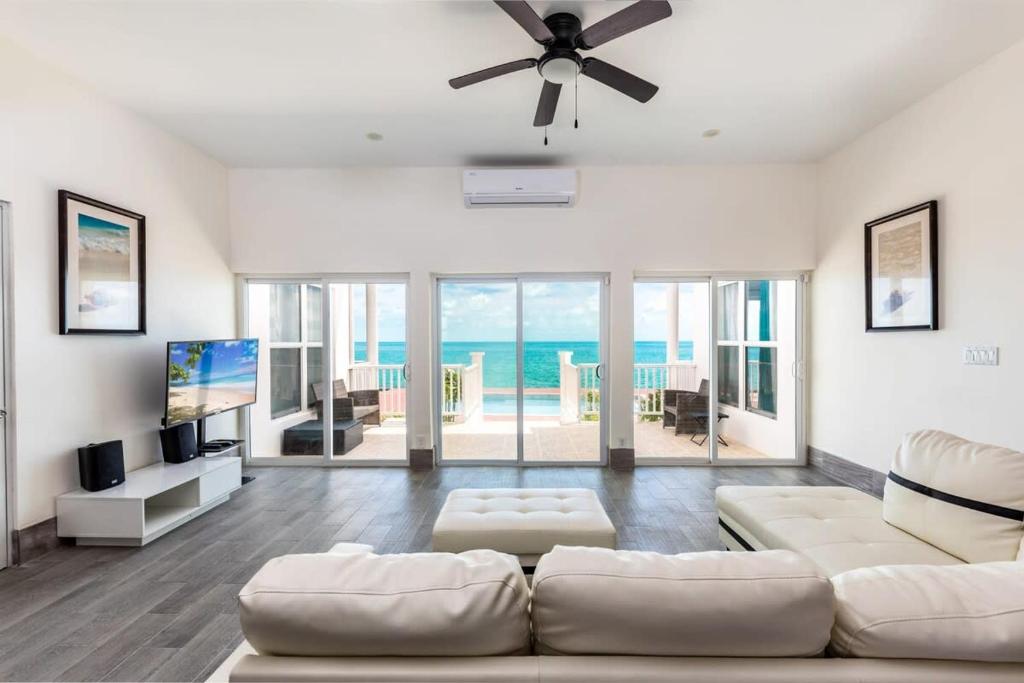 Breathtaking Turtle Tail Drive Oceanfront Villa photo 1