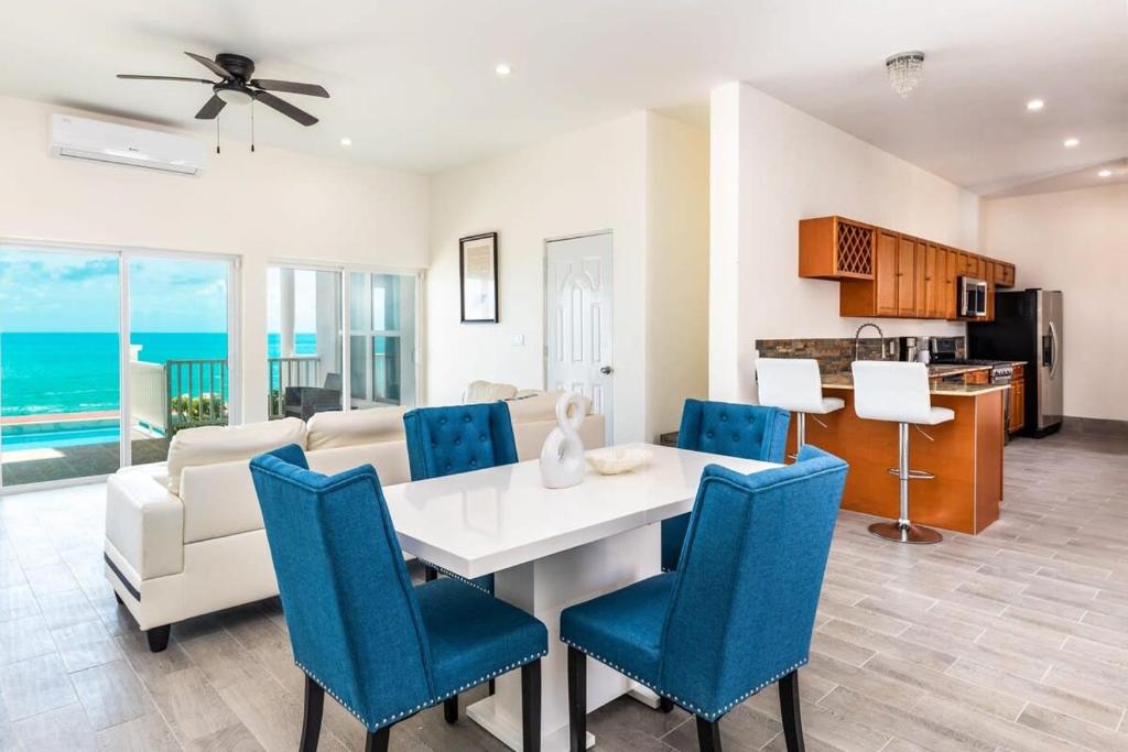 Breathtaking Turtle Tail Drive Oceanfront Villa photo 3