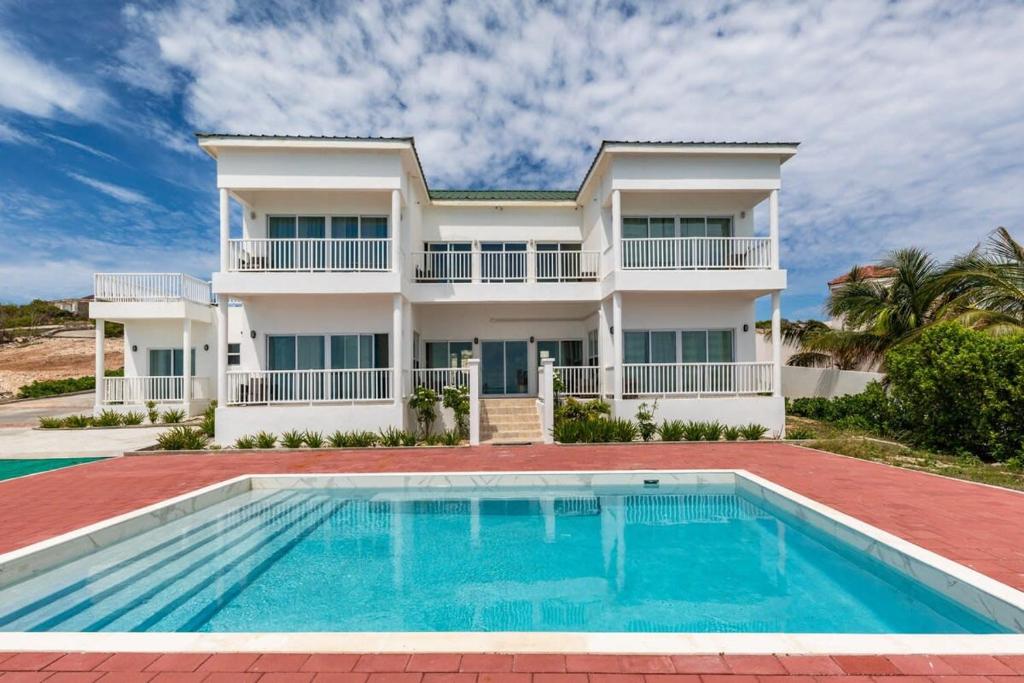 Breathtaking Turtle Tail Drive Oceanfront Villa photo 4