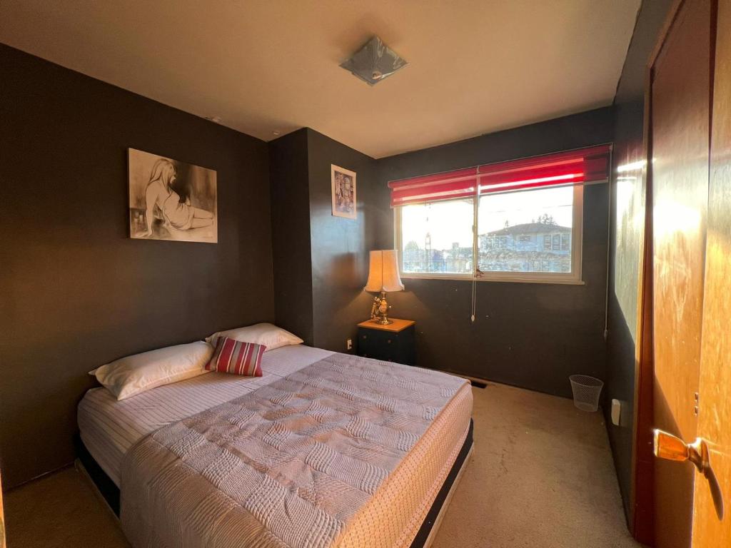 Cozy Artistic Room Available in Delta Surrey Best Price
