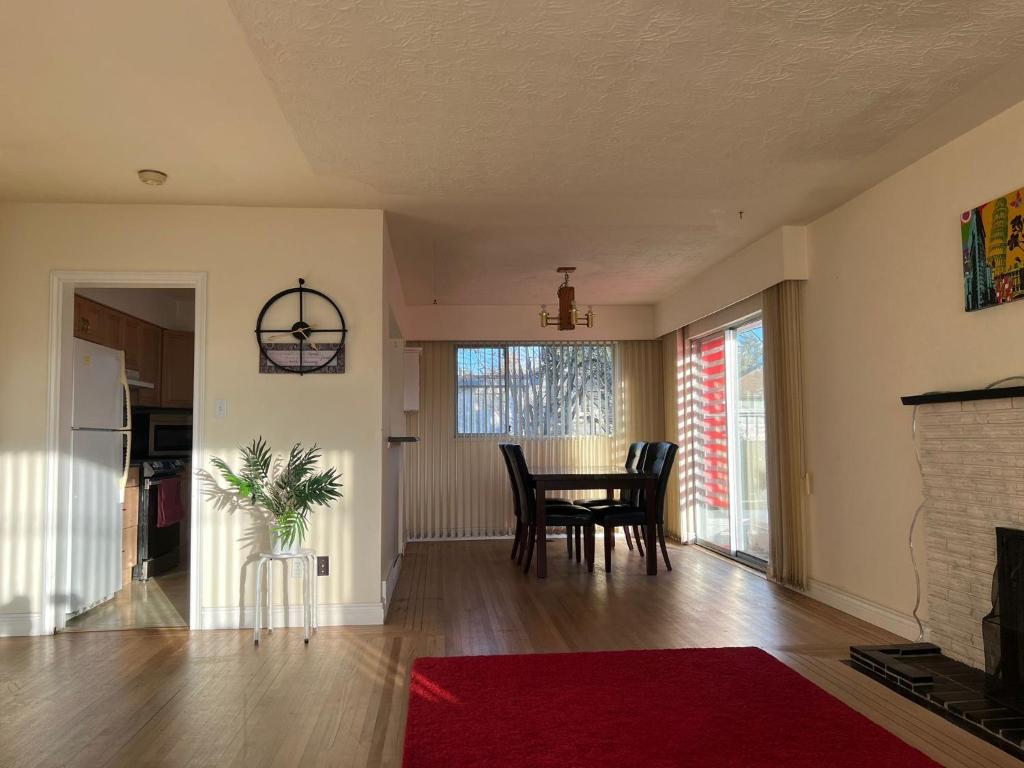 Cozy Artistic Room Available in Delta Surrey Best Price photo 4