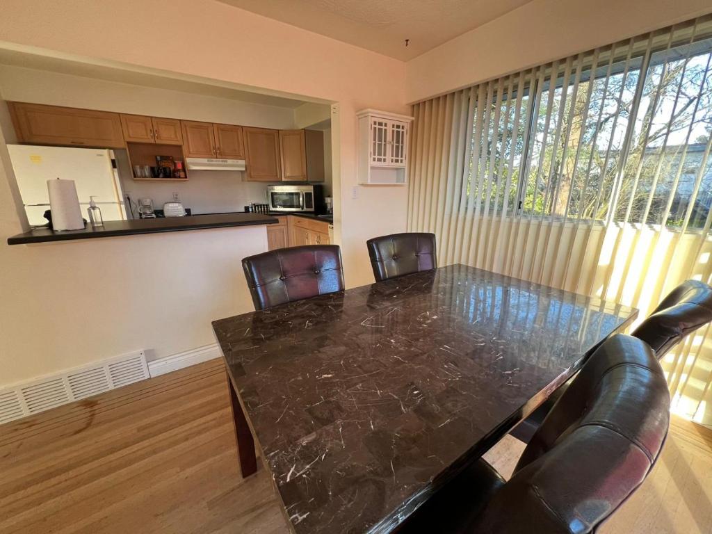 Cozy Private Basement Suite available in Best Price Delta Surrey photo 3