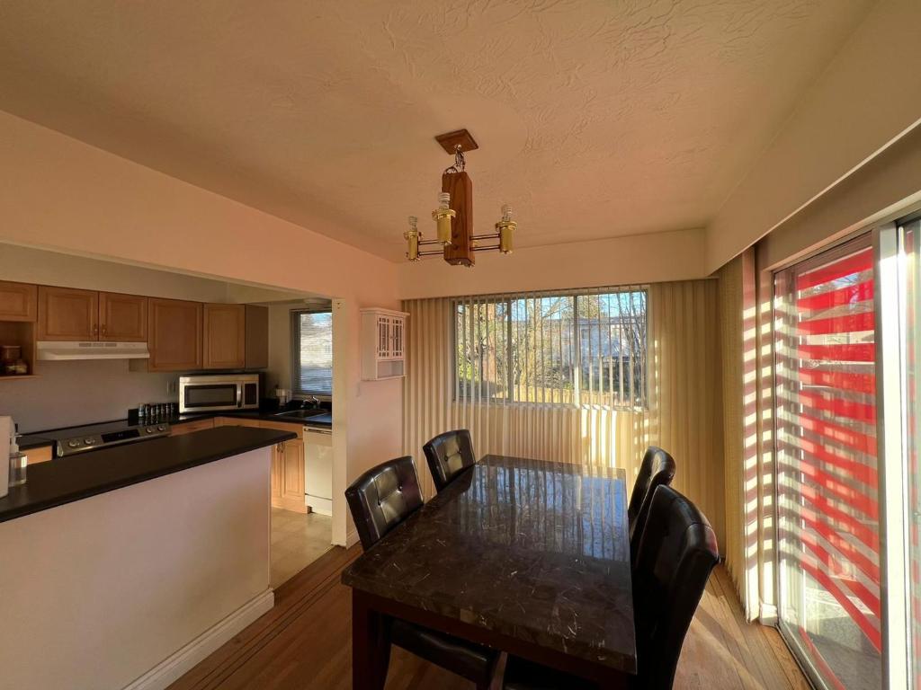 Cozy Private Basement Suite available in Best Price Delta Surrey photo 4